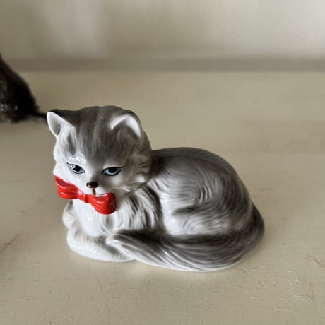 ●o-49/赤いリボンの猫