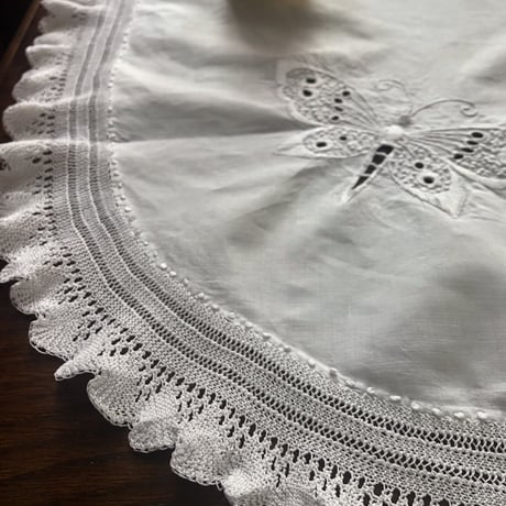 ●l-10/  手刺繍 蝶とフラワーのホワイトワーク 　レース付きオーバル型マット