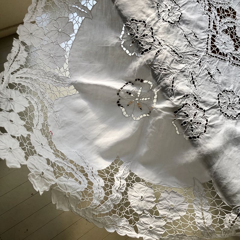 ○l-34/カットワーク刺繍の植物模様のテーブルクロス | PISKEY