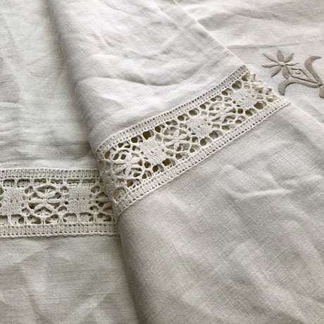 ●ｌ-37/クロッシェレースと刺繍のポイント入り特大サイズのテーブルクロス
