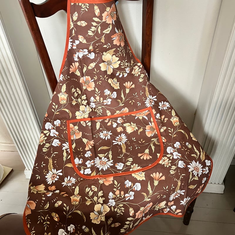 ○l-102/タグ付きブラウンの花柄エプロン | PISKEY -イギリスのふるい