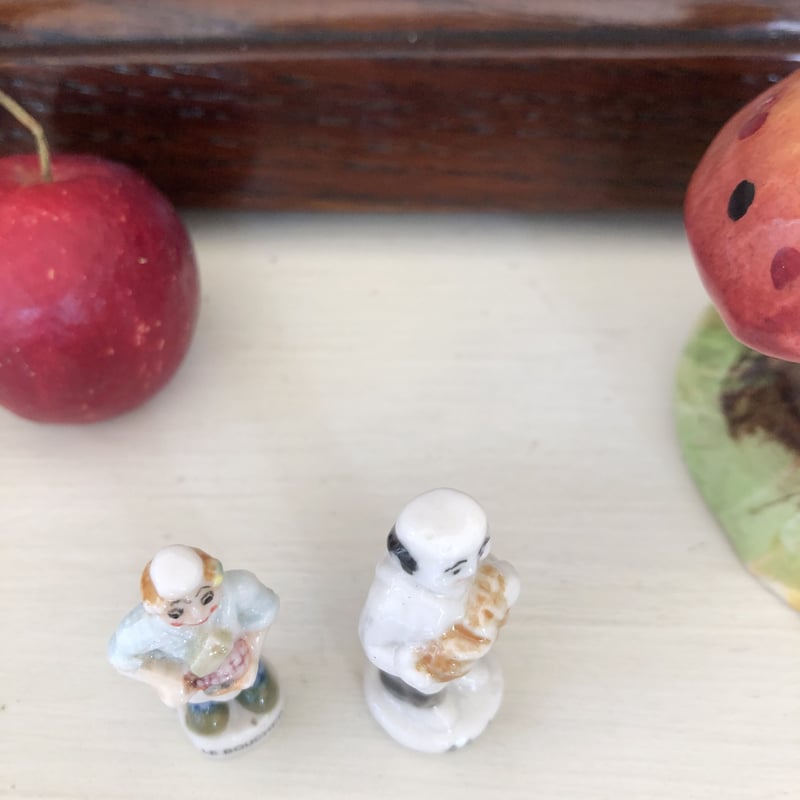 ○s-38/フランスの陶器フェーヴ パン屋さんとお肉屋さんセット