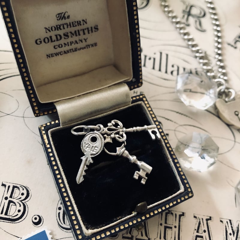 英国 ヴィンテージ 鍵 キーモチーフ 925 シルバー チャーム 銀細工 小ぶり 英国 ヴィンテージ 鍵 キーモチーフ 925 シルバー チャーム 銀