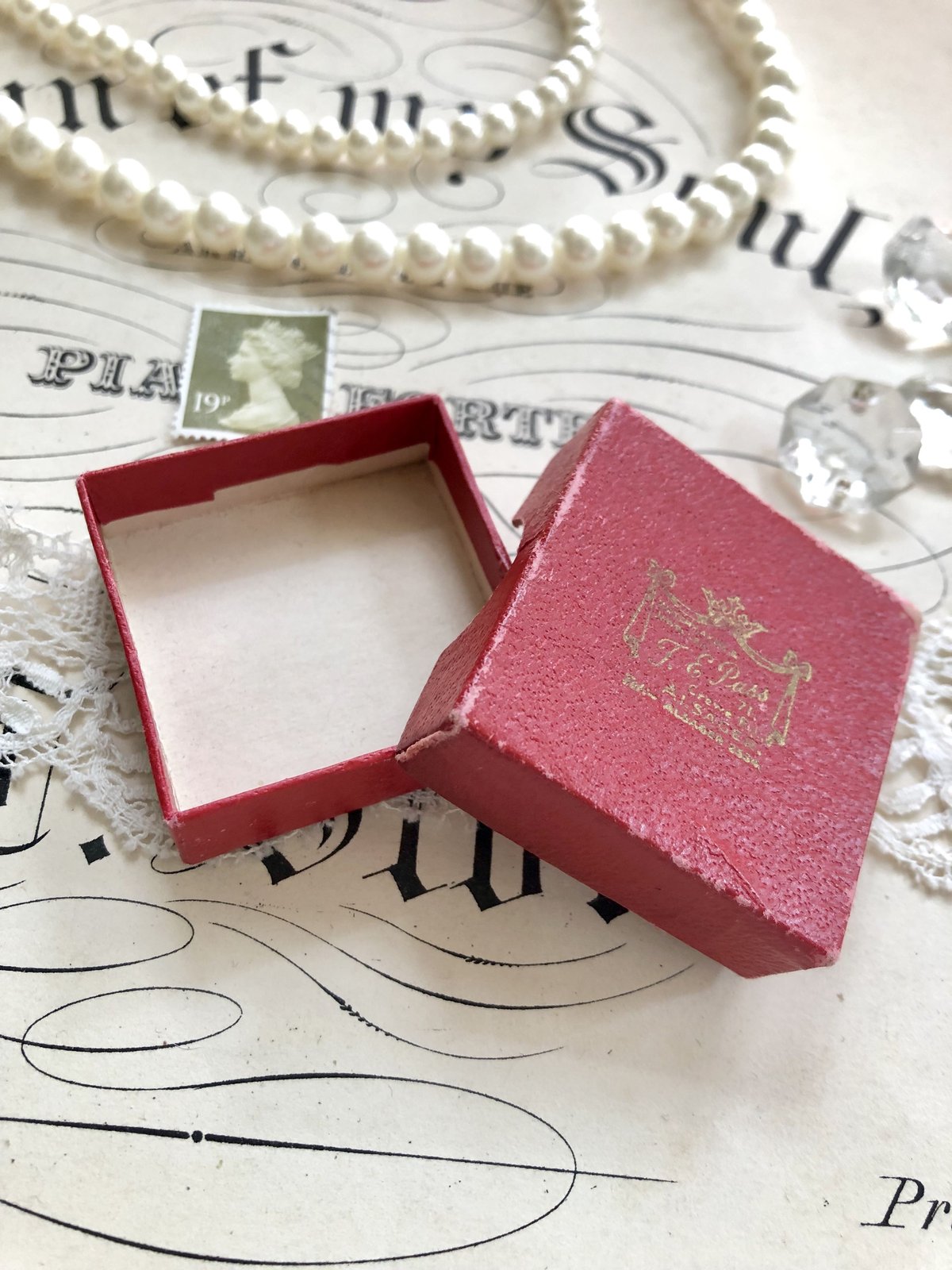 ○h-10/王冠と金文字入りの赤いジュエリーボックス | PISKEY