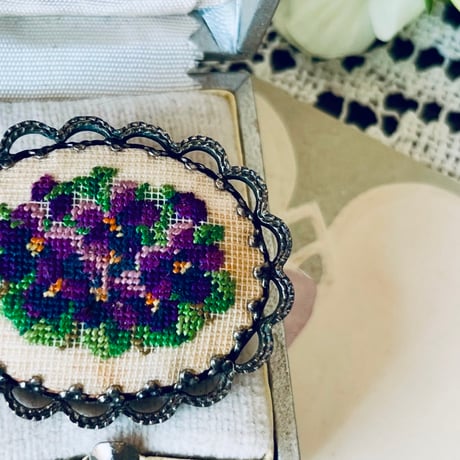 ●ab-458/プチポワン すみれの刺繍のブローチ