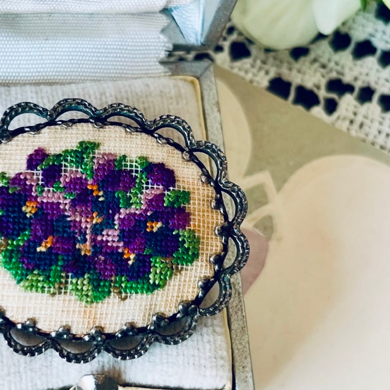 ○ab-458/プチポワン すみれの刺繍のブローチ | PISKEY -イギリスの