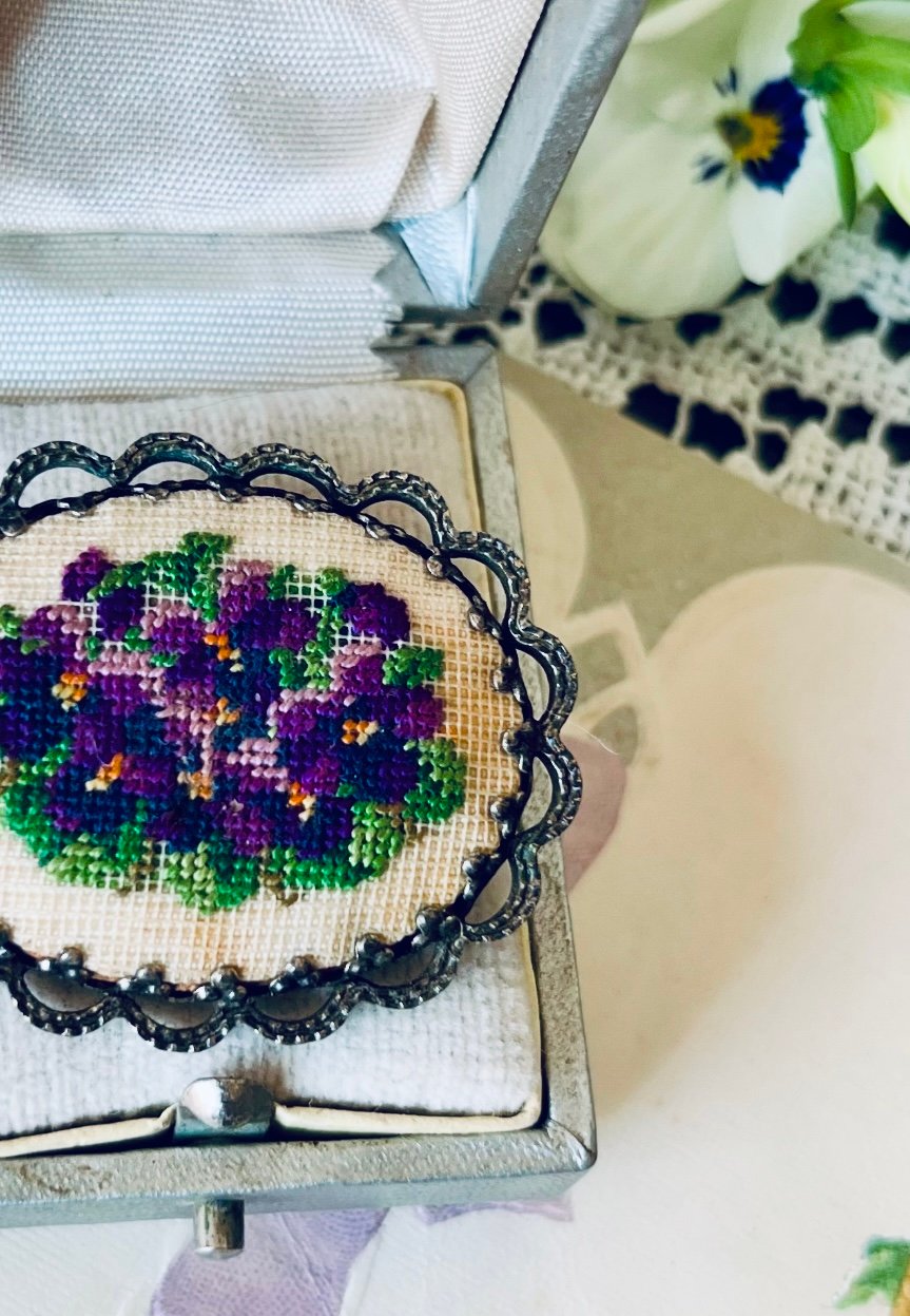 プチポワン・プチポアン☆刺繍ブローチ　薔薇　すずらん　スミレ プチポワン・プチポアン☆刺繍ブローチ 薔薇 すずらん スミレ