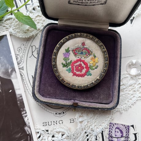 ●r-33/1936年 手刺繍 戴冠記念のブローチ