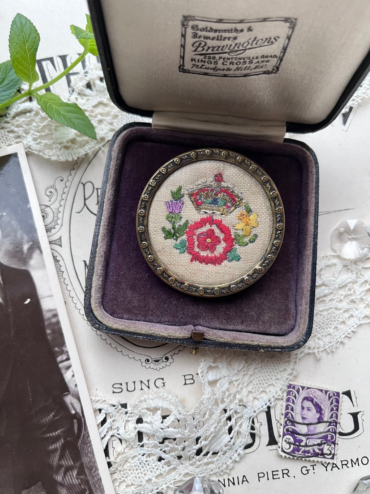 1136］刺繍ブローチ 1点 のぞきこん