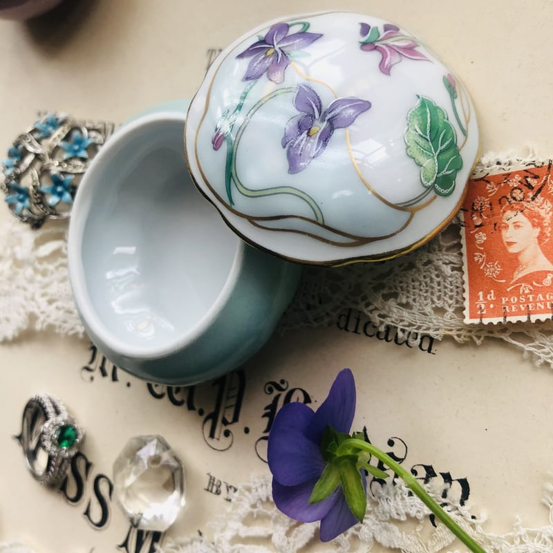 フランス　リモージュ焼き　陶磁器　スミレ柄アクセサリーケース フランス リモージュ焼き 陶磁器 スミレ柄アクセサリーケース フランス