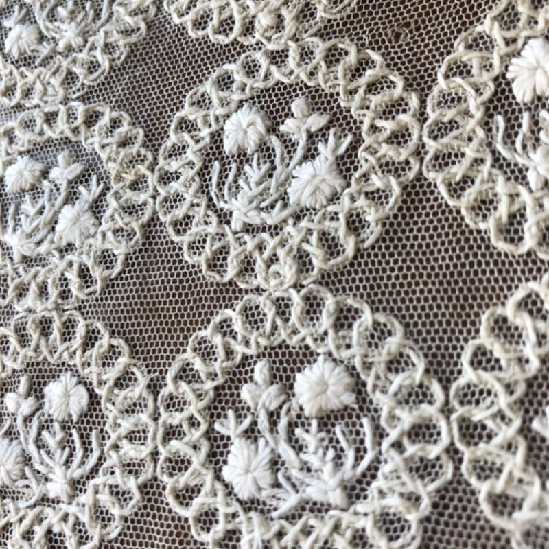 ○l-56/手刺繍のフラワーモチーフのドイリー | PISKEY -イギリスの