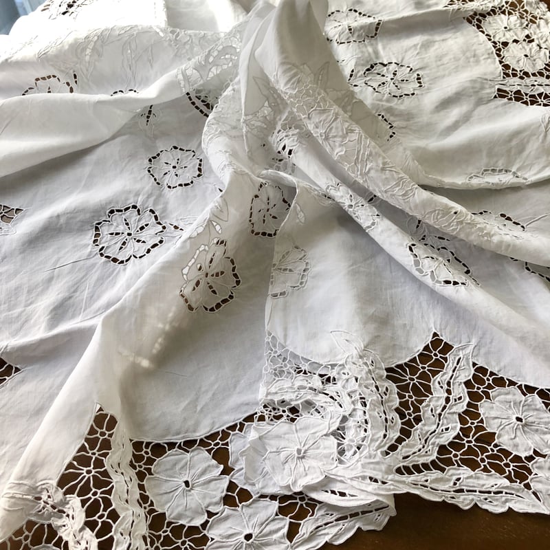 ○l-34/カットワーク刺繍の植物模様のテーブルクロス | PISKEY