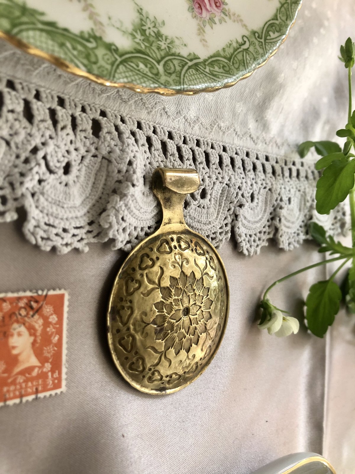 ○s-46/真鍮製ヴィクトリアン ロゼット模様のキャディスプーン