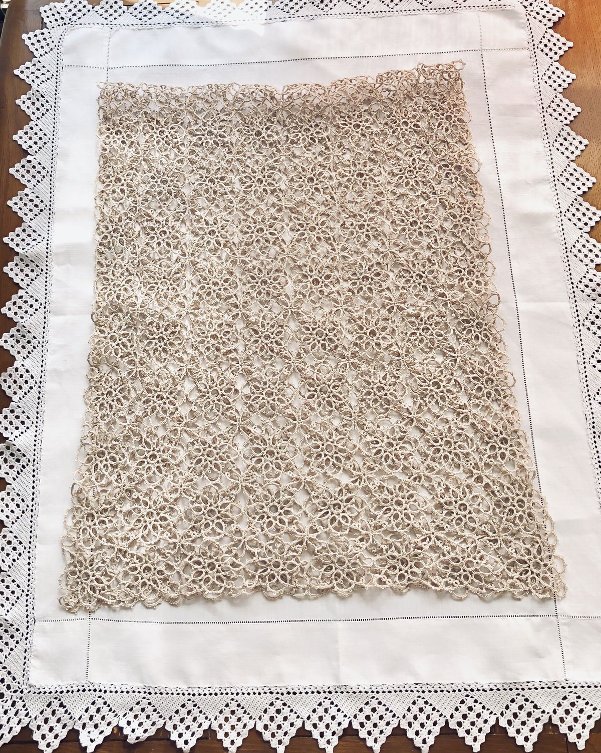 タティングレース  テーブルランナー  三色 絹糸 大判 タティングレース テーブルランナー 三色 絹糸 大判 【公式通販】