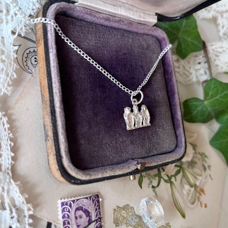 ○ab-370/シルバー製 見ざる聞かざる言わざる 三猿のチャーム | PISKEY