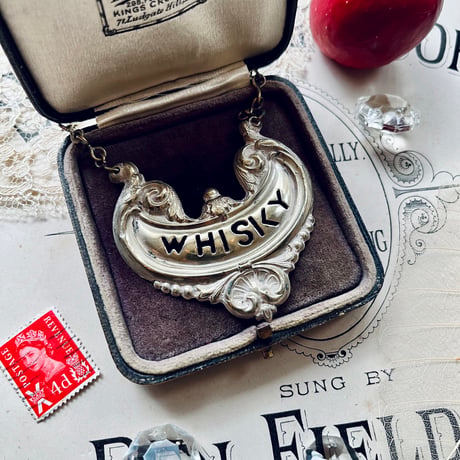 ●o-180/シルバープレート製 スカロップのボトルサイン「WISKY」