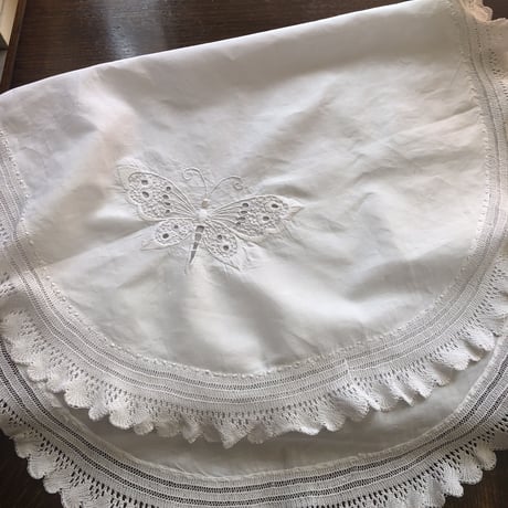●l-10/  手刺繍 蝶とフラワーのホワイトワーク 　レース付きオーバル型マット