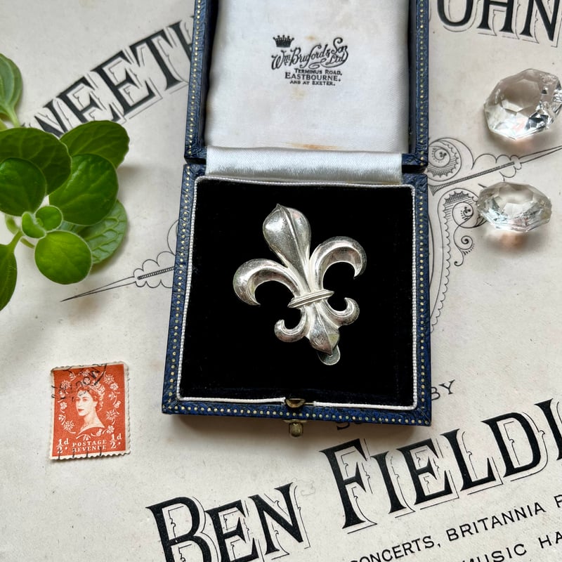 ○o-144/メタル製 フルール・ド・リスの紋章パーツ | PISKEY -イギリス