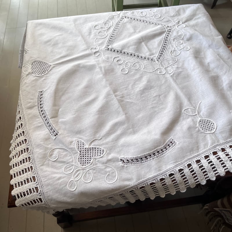 ヴィンテージイギリステーブルクロス　手刺繍　ドロンワーク　テーブルリネン イギリスのパイナップルクロスに手刺繍のテーブルクロス88×87cm