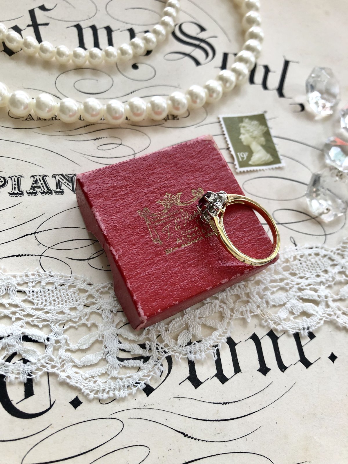 ○h-10/王冠と金文字入りの赤いジュエリーボックス | PISKEY