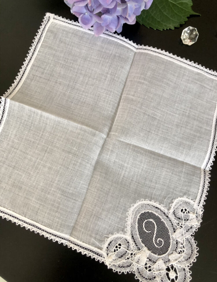 ○l-48/ボビンレースとイニシャル刺繍のハンカチ | PISKEY -イギリス