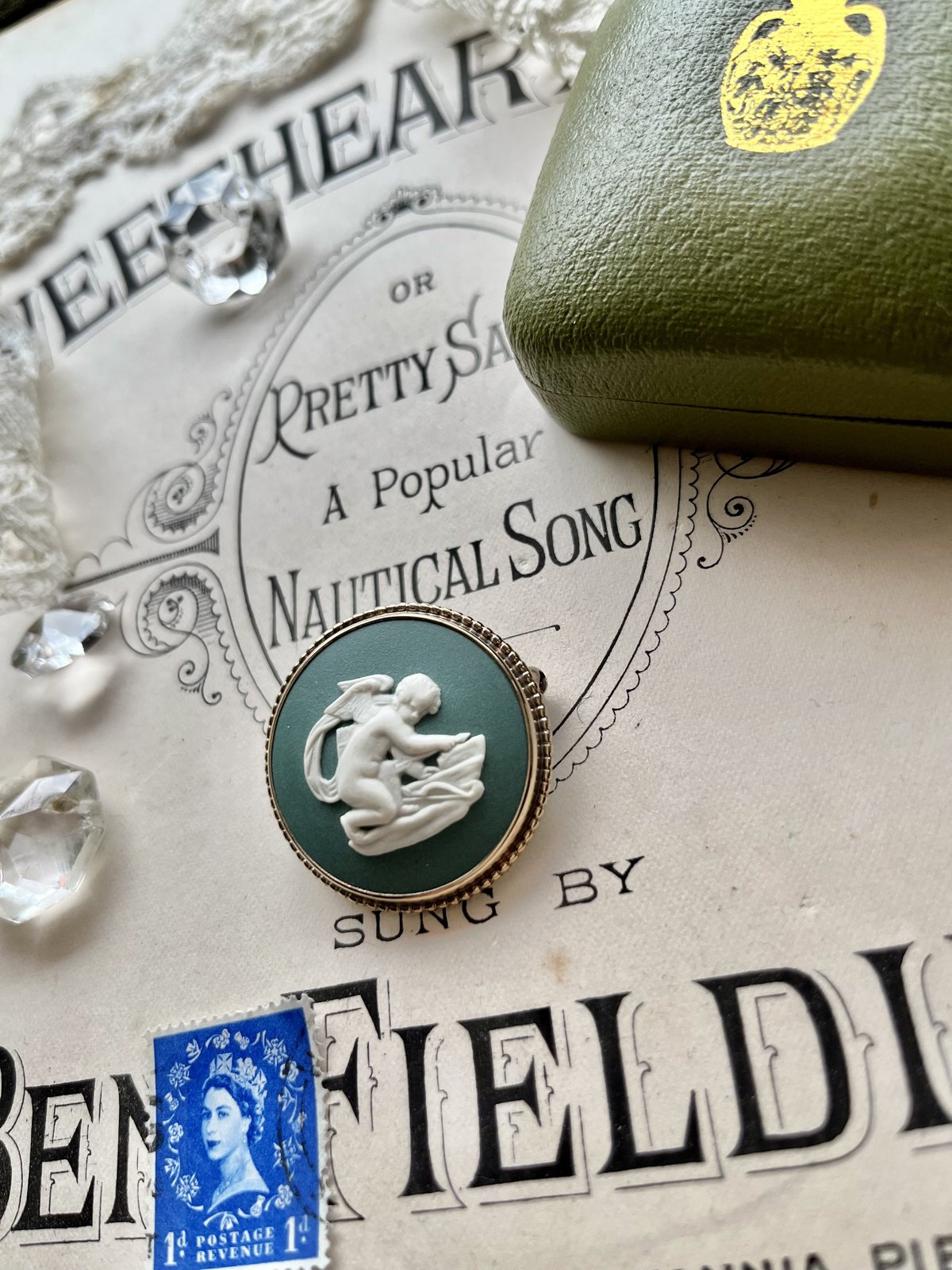 ○ab-197/ウェッジウッド ジャスパー ケース入り天使のブローチ