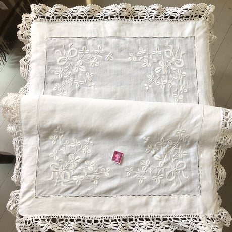 ●l-8/手刺繍　シャムロック（クローバー）とリボンのホワイトワークの大判マット