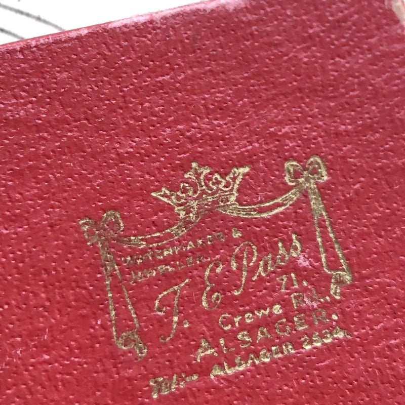 ○h-10/王冠と金文字入りの赤いジュエリーボックス | PISKEY