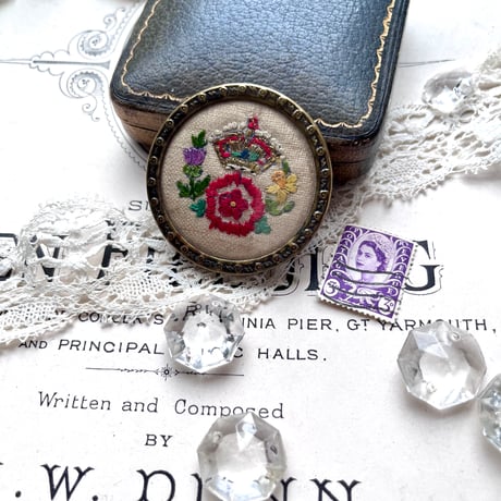 ●r-33/1936年 手刺繍 戴冠記念のブローチ