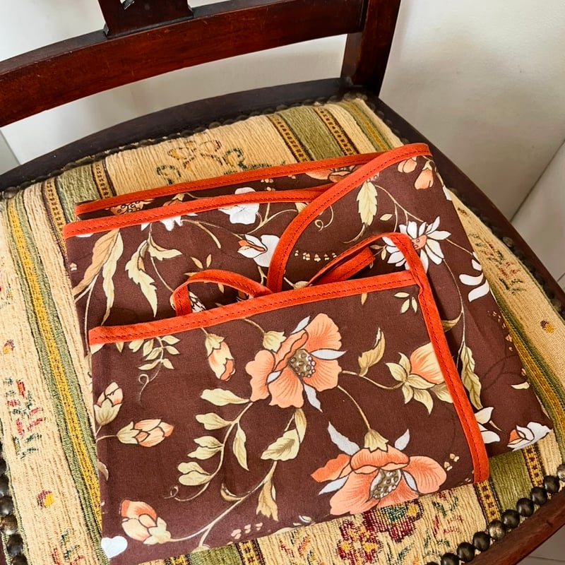 ○l-102/タグ付きブラウンの花柄エプロン | PISKEY -イギリスのふるい