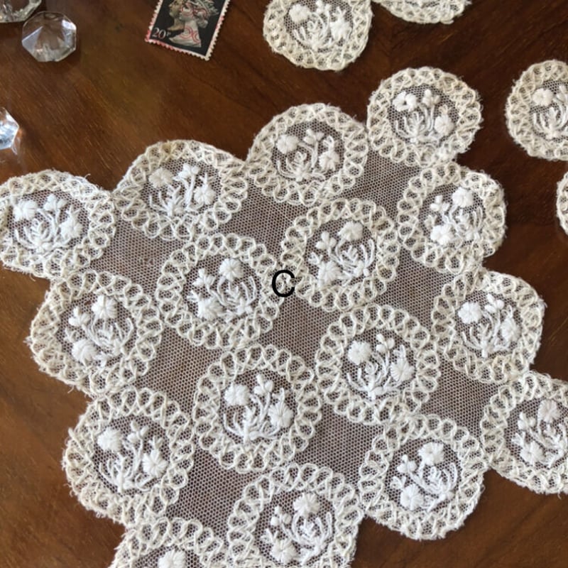 ○l-56/手刺繍のフラワーモチーフのドイリー | PISKEY -イギリスの