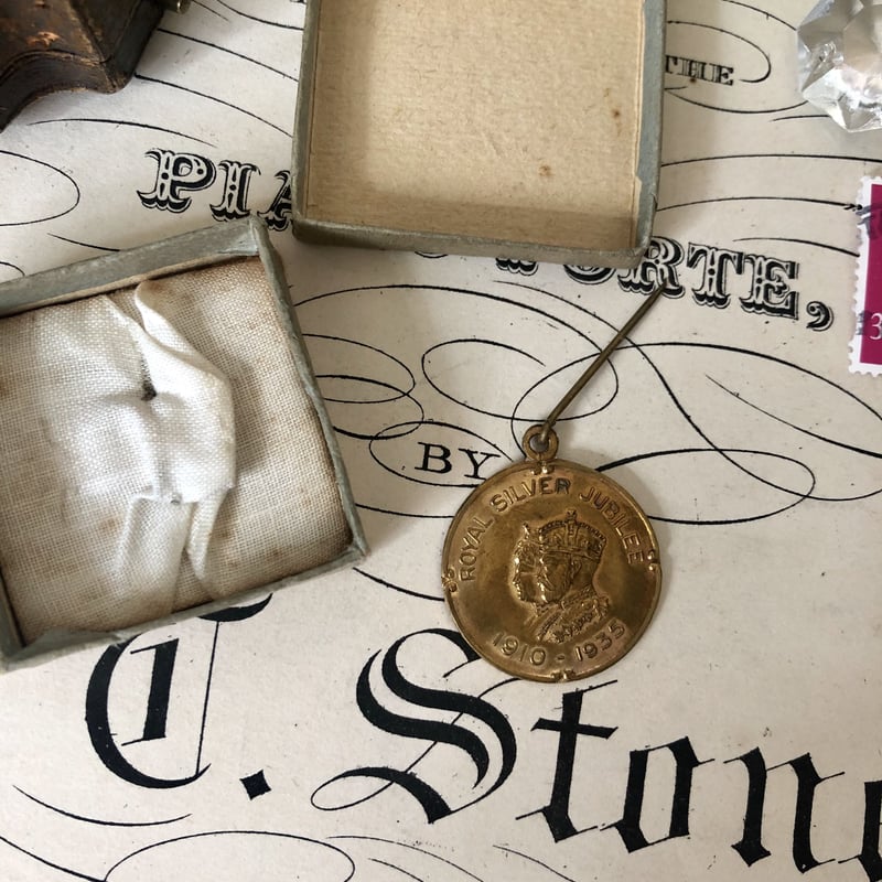 ○r-10/BOX付 1935年ジョージ5世の在位25周年記念ピンブローチ/メダル