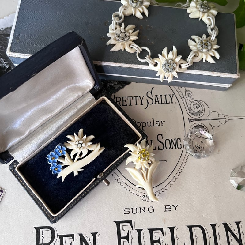 希少　アンティーク　ボーンアート　手彫りブローチk 希少アンティークボーンアート手彫りブローチk