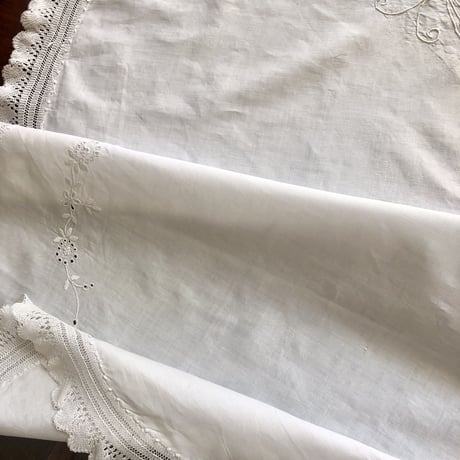 ●l-10/  手刺繍 蝶とフラワーのホワイトワーク 　レース付きオーバル型マット