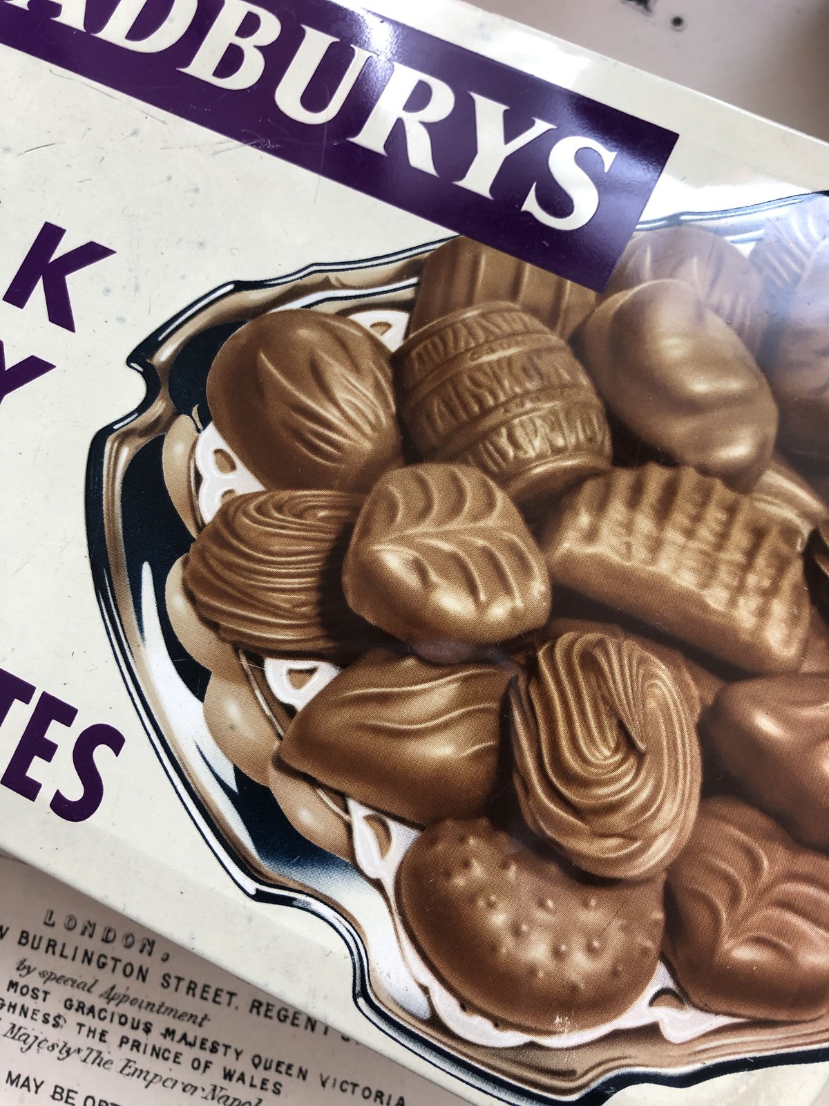 【バラ売り・お値下げ不可】ピオフィ ニコラ 缶バッジ7個セット❁⃘*.゜ ○o-21/CADBURYS チョコレート缶 | PISKEY -イギリスのふるい