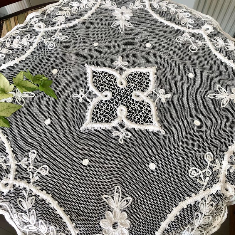 アンティーク ソサイエティシルク手刺繍 スィートピー 菫 スカラップドイリー アンティーク ソサイエティシルク手刺繍 スィートピー 菫
