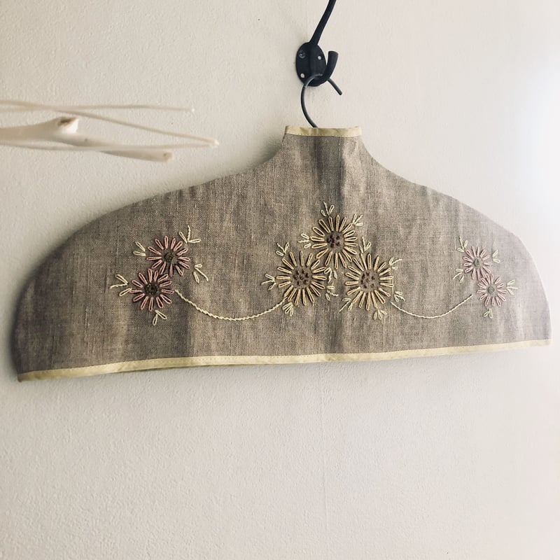 ○l-28/刺繍入りリネンのハンガーカバー | PISKEY -イギリスの