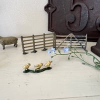 ●s-111/ダイキャスト製 ちいさな鉛製のひよこたち