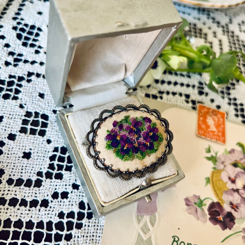 ○ab-458/プチポワン すみれの刺繍のブローチ | PISKEY -イギリスの