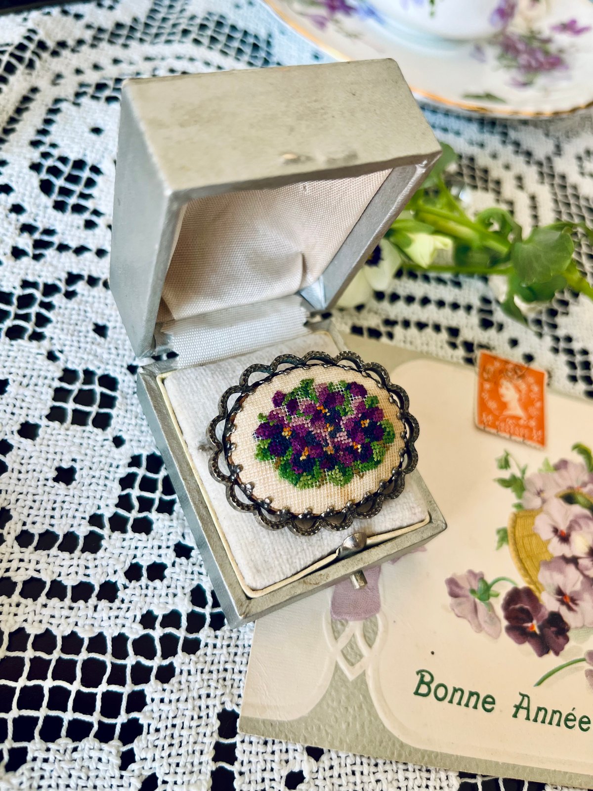 プチポワン・プチポアン☆刺繍ブローチ　薔薇　すずらん　スミレ プチポワン・プチポアン☆刺繍ブローチ 薔薇 すずらん スミレ