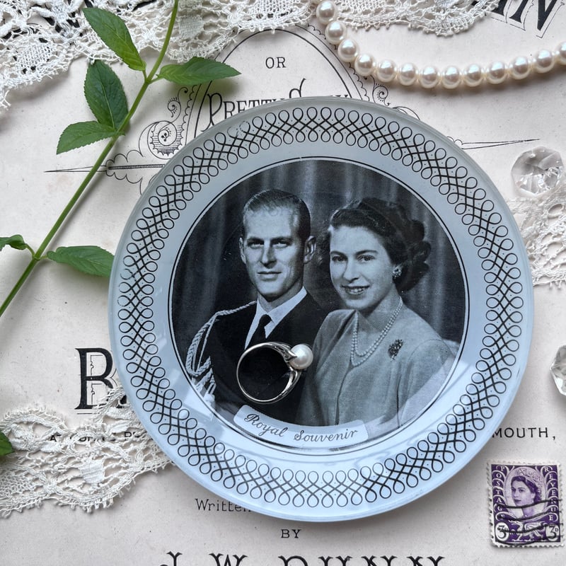 ○r-31/エリザベス女王＆フィリップ王配のガラスプレート | PISKEY