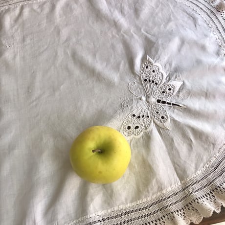 ●l-10/  手刺繍 蝶とフラワーのホワイトワーク 　レース付きオーバル型マット