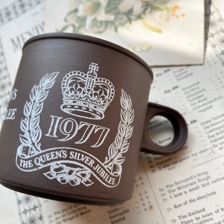 ホーンジーHORNSEA社の取手付きキャセロールとミルクポット二つセット