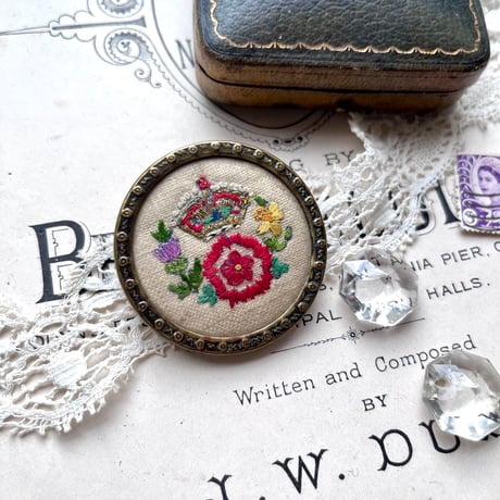 ●r-33/1936年 手刺繍 戴冠記念のブローチ
