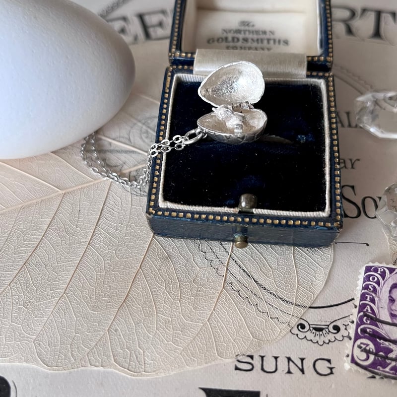 ○ab-336/シルバー製たまご型チャーム 仕掛け付き | PISKEY -イギリス