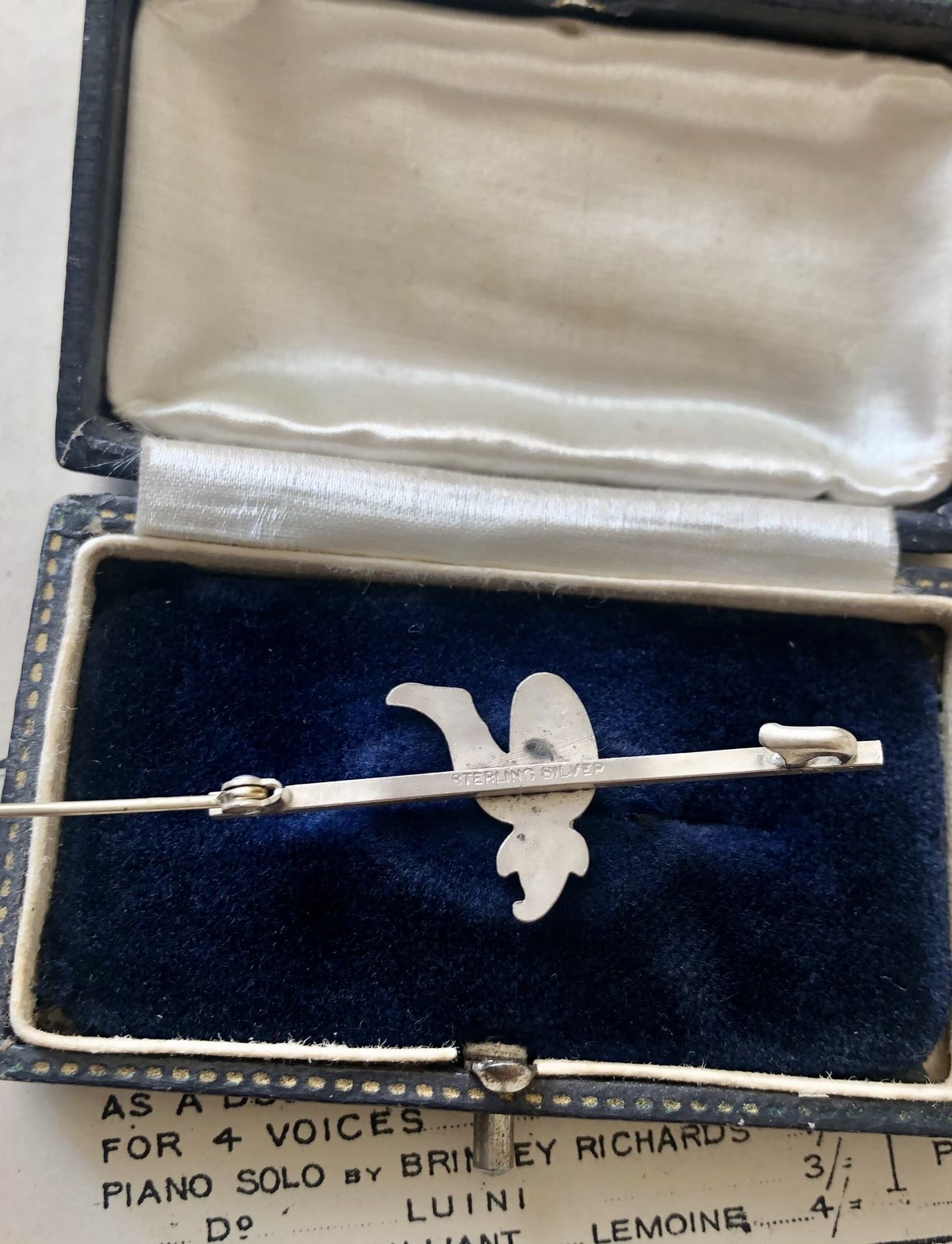 Z172/HEIDI DAUS/古金色/オパール パヴェ 羊 ひつじブローチ Z172/HEIDI DAUS/古金色/オパール パヴェ 羊 ひつじブローチ