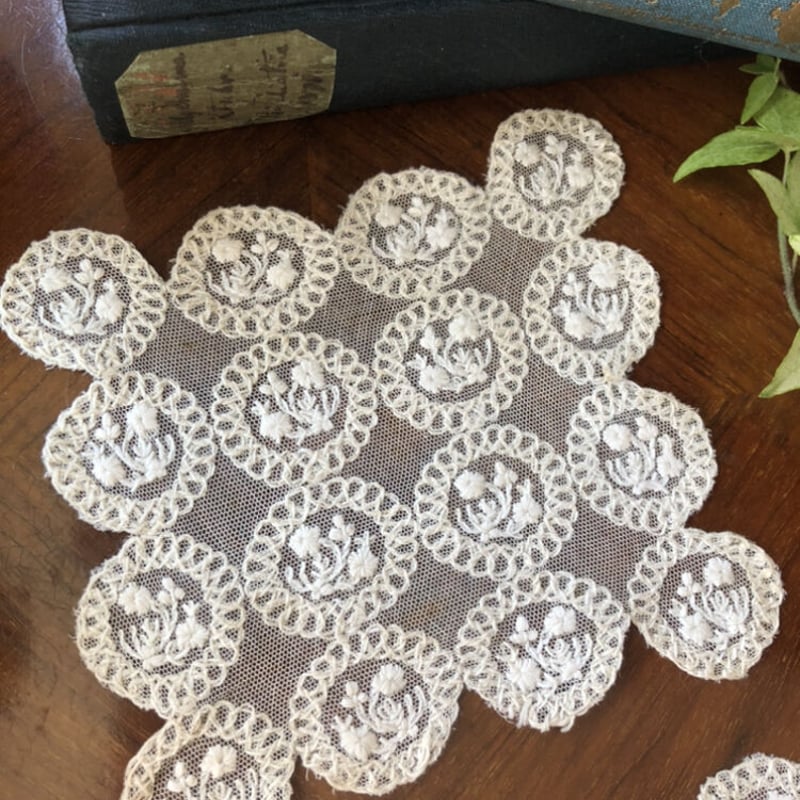 ○l-56/手刺繍のフラワーモチーフのドイリー | PISKEY -イギリスの