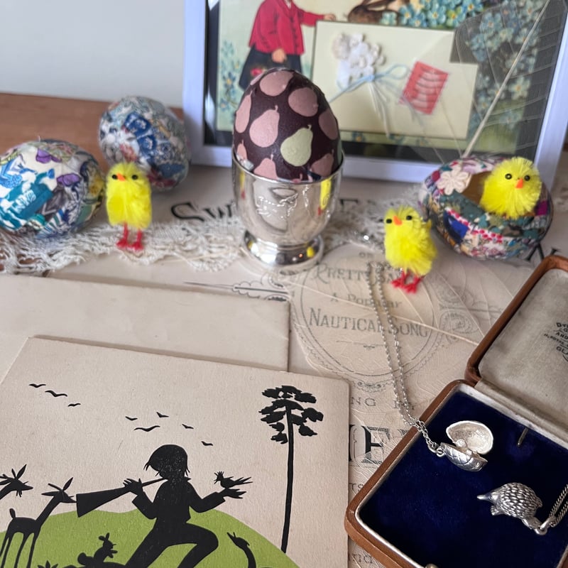 ○ab-336/シルバー製たまご型チャーム 仕掛け付き | PISKEY -イギリス