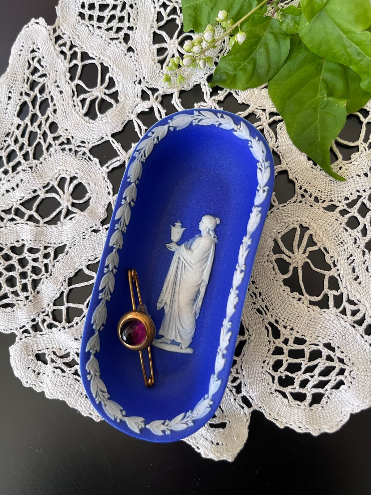 英国ヴィンテージ ウェッジウッド ジャスパーウェア製 スペード型ディッシュ ホワイト 英国ヴィンテージ ウェッジウッド ジャスパーウェア製 スペード