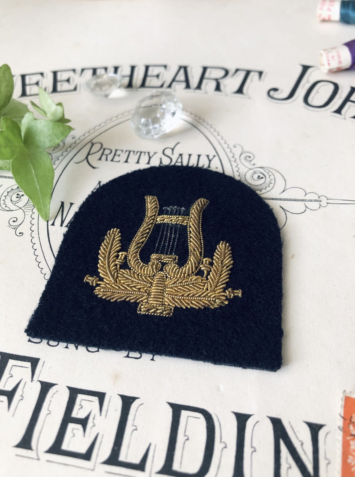 ○ab-147/金糸刺繍 ハープのエンブレム | PISKEY -イギリスの
